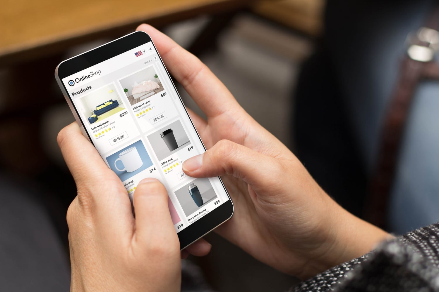 Persona usando una web mobile first desde su smartphone en 2025