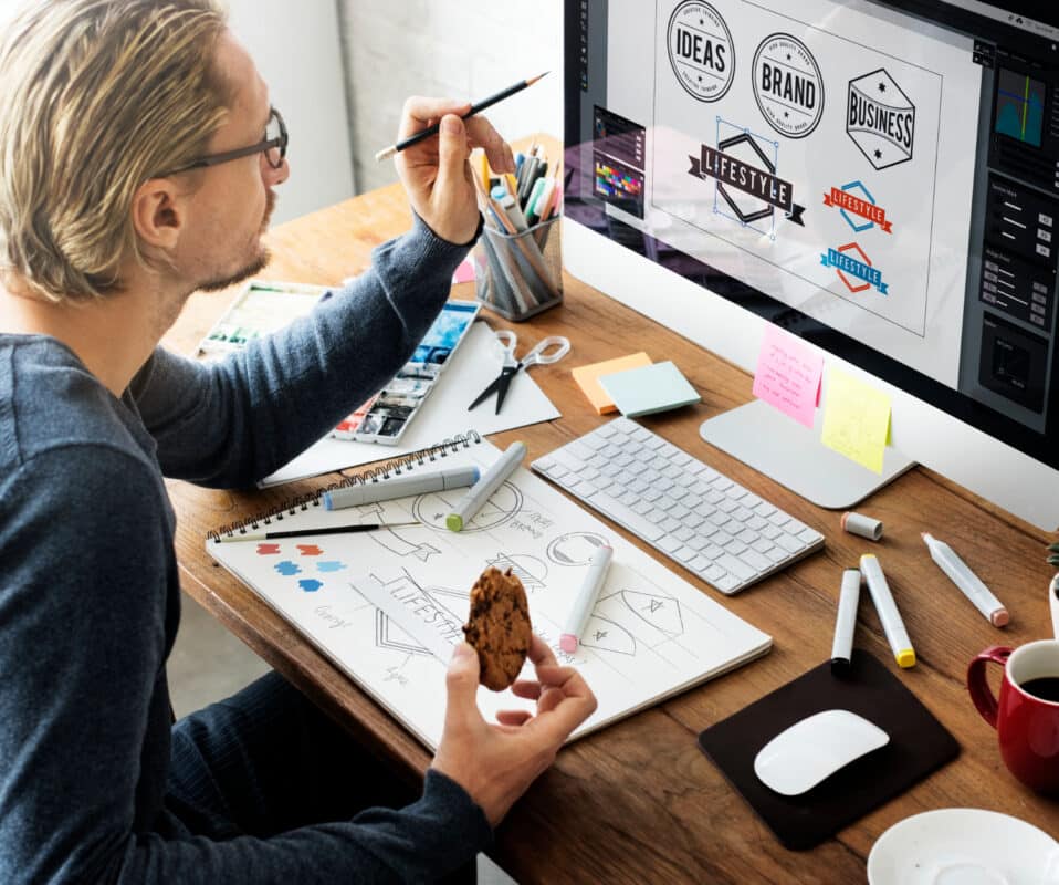 Diseñador señalando el logo perfecto