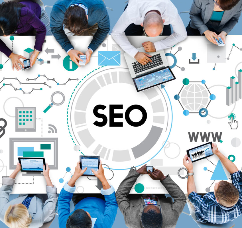Personas trabajando en estrategias de SEO y velocidad de carga web