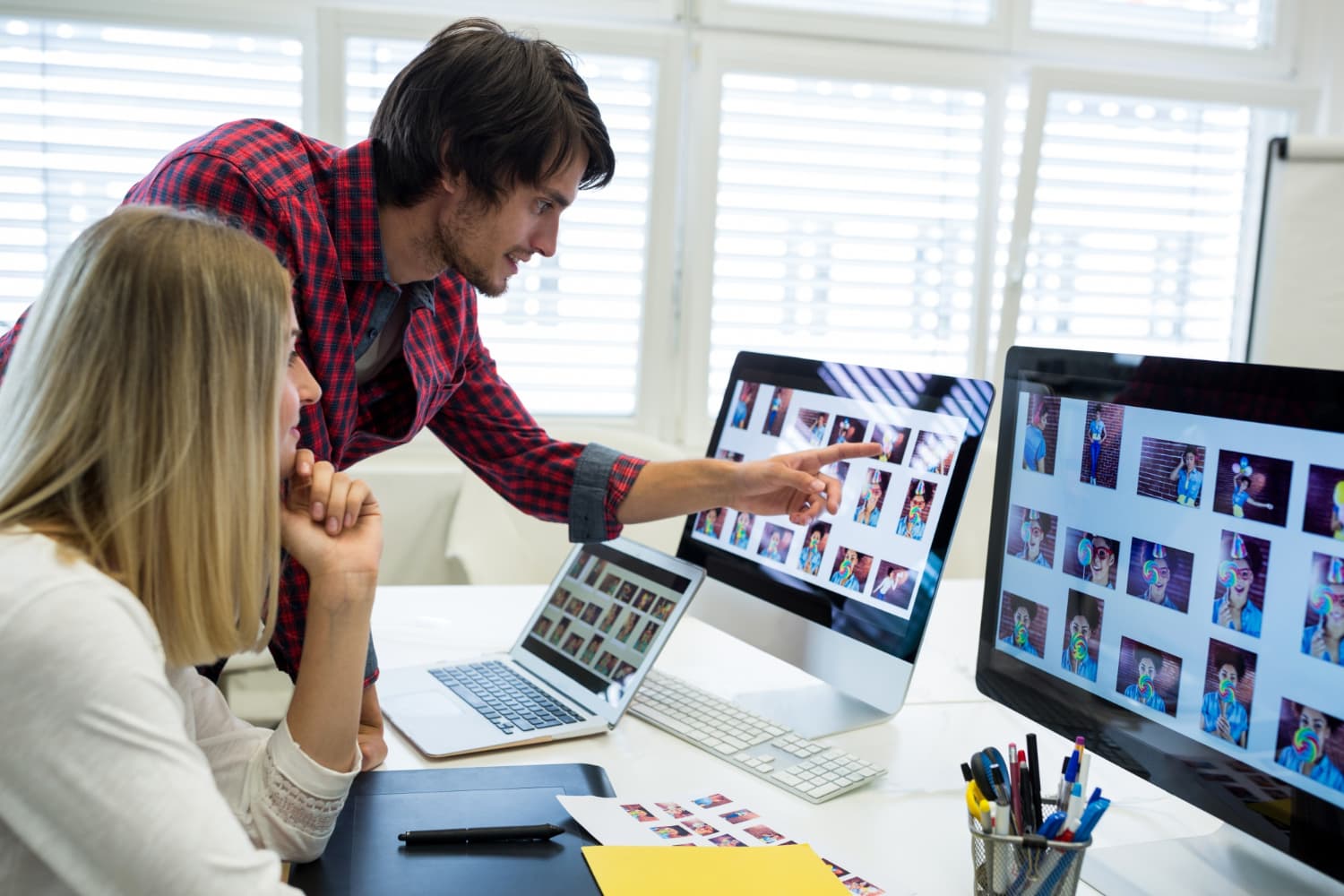 Diseñadores investigando como optimizar imágenes